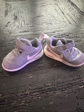 4C Nike Toddler grey /White Lightweight air max Hook-and-Loop Sneakers